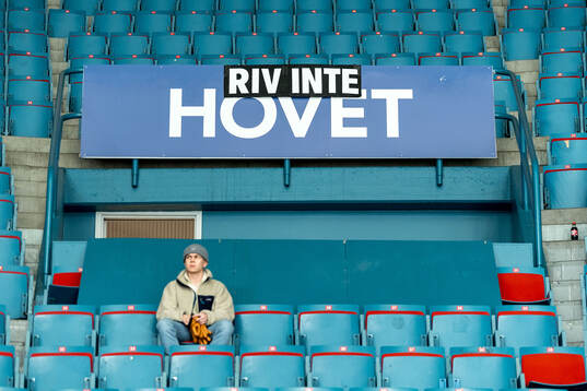 En skylt med ”Riv inte Hovet”