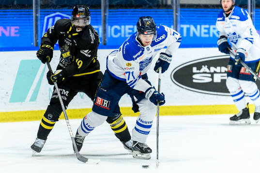 AIKs Daniel Muzito Bagenda och Karlskogas Eskild Bakke Olsen