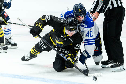 AIKs Theo Hårdstam och Karlskogas Kalle Jellvert