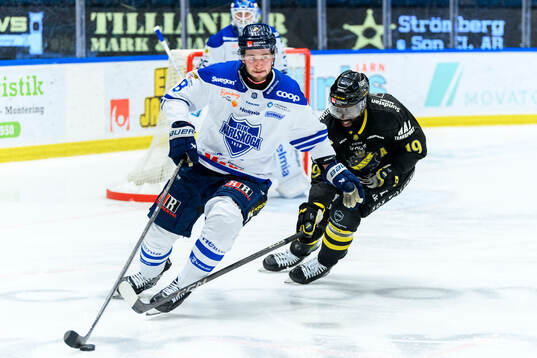 Karlskogas Måns Krämer och AIKs Daniel Muzito Bagenda