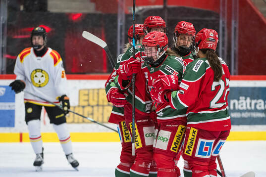 Modos Darcie Lappan jublar med lagkamrater