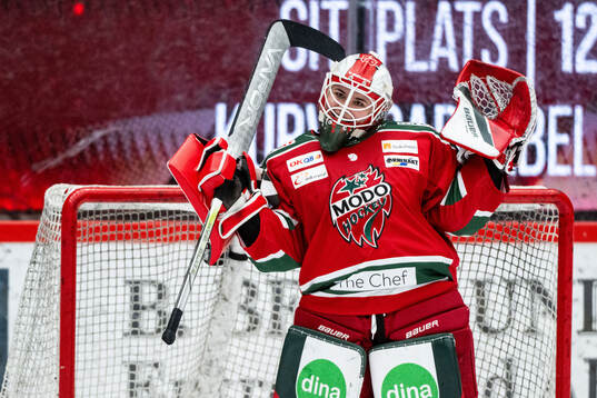 Modos målvakt Andrea Brändli jublar