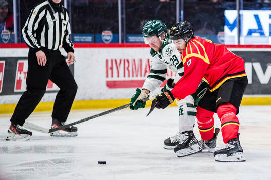 Färjestads Oskar Steen och Brynäs Bobby Trivigno