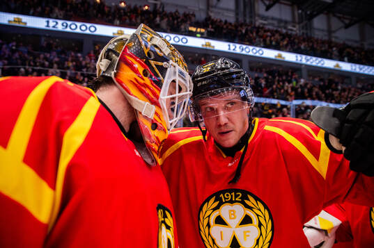 Brynäs målvakt Erik Källgren och Jakob Silfverberg jublar