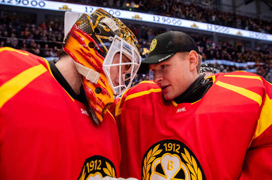 Brynäs målvakt Erik Källgren och målvakt Ludvig Persson