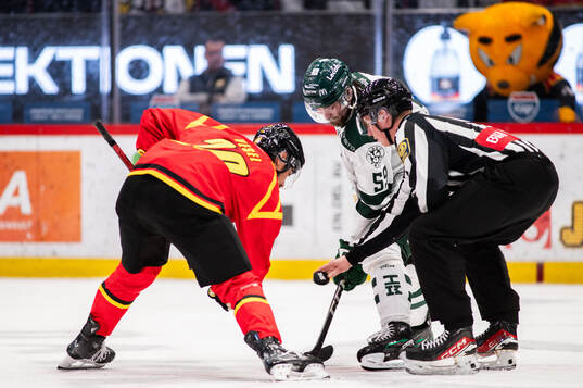Brynäs Tyler Vesel och Färjestads Linus Johansson