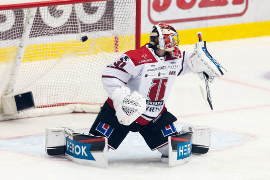 Växjös Elias Rosén (ej i bild) gör 1-0 bakom Örebros