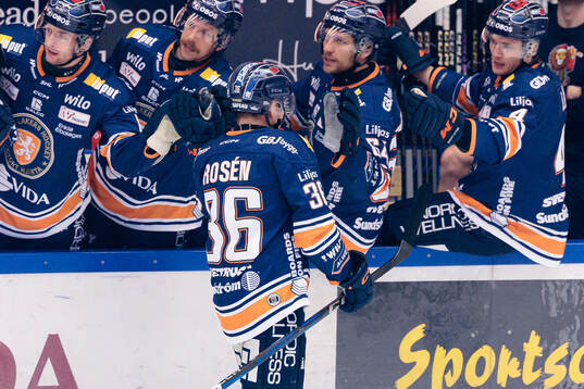 Växjös Elias Rosén jublar