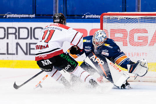Örebros Kalle Kossila och Växjös målvakt Adam Åhman
