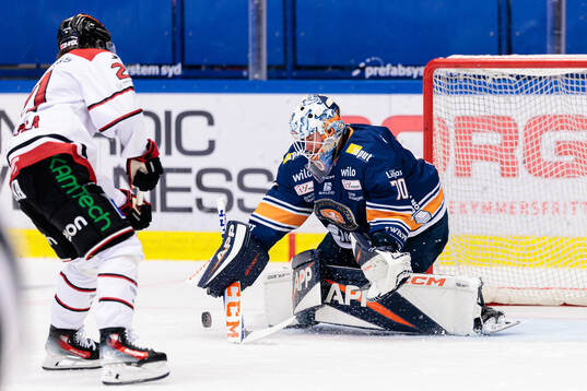 Örebros Patrik Puistola och Växjös målvakt Adam Åhman