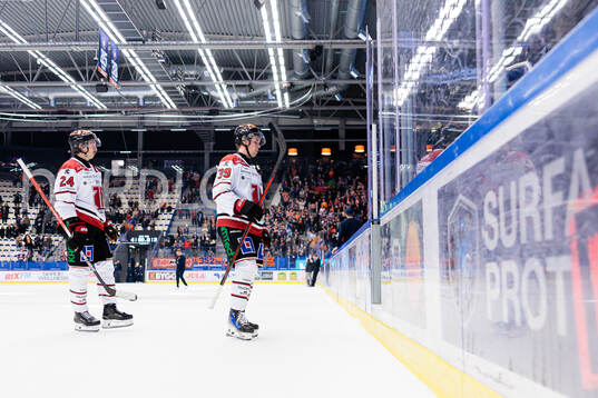 Örebros Hannes Björninen och Lukas Cederholm deppar