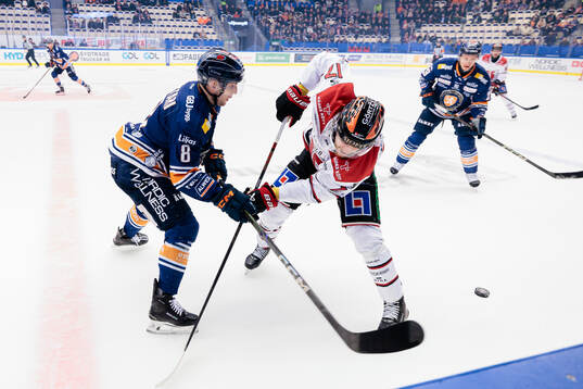 Växjös Zachary Giuttari och Örebros William Wikman
