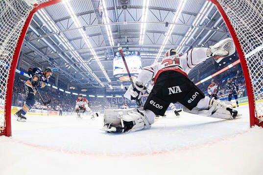 Växjös Sebastian Strandberg och Örebros målvakt Jonas