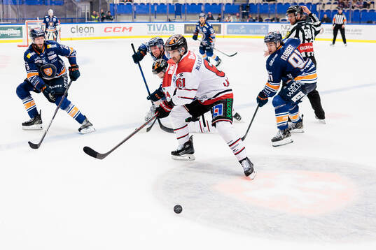 Örebros Ludvig Larsson mellan Växjös Petter Granberg och