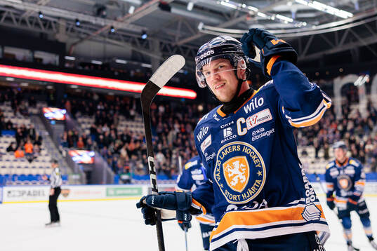 Växjös Joel Persson jublar