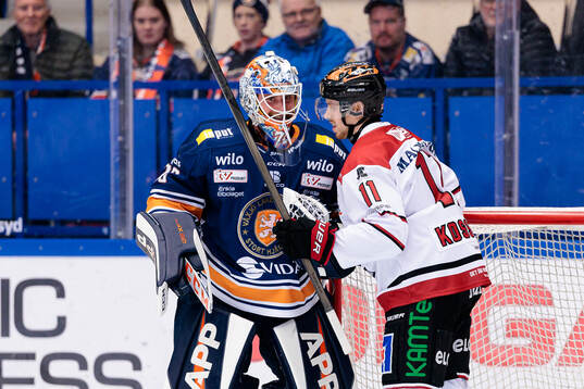 Växjös målvakt Adam Åhman och Örebros Kalle Kossila