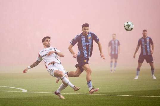 Claude Goncalves of Legia Warszawa and Deniz Hummet of