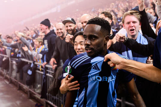 Tokmac Nguen of Djurgården celebrates with team mates