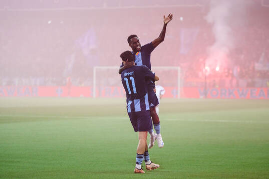 Deniz Hummet of Djurgården celebrates with Tokmac Nguen