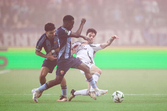 Deniz Hummet and Tokmac Nguen of Djurgården against Claude