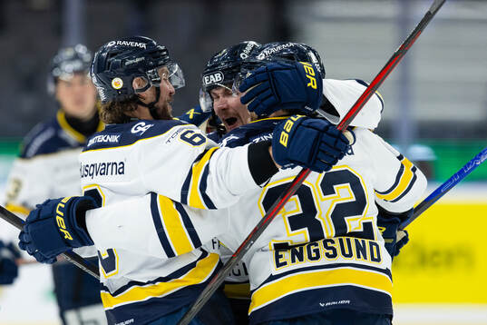 HV71s Oscar Engsund jublar