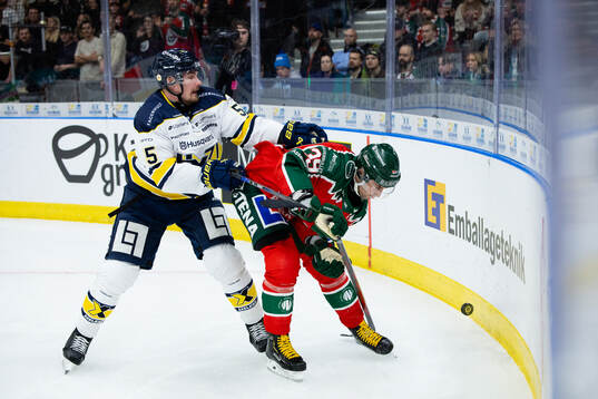 HV71s Victor Sjöholm och Frölundas Mikael Ruohomaa