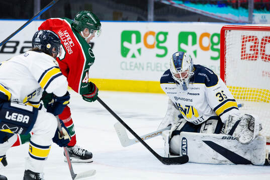 Frölundas Dominik Egli och HV71s målvakt Olof Glifford