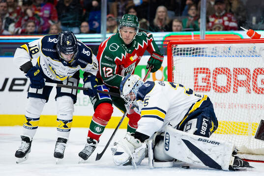 Frölundas Max Friberg mot HV71s Joseph Laleggia och
