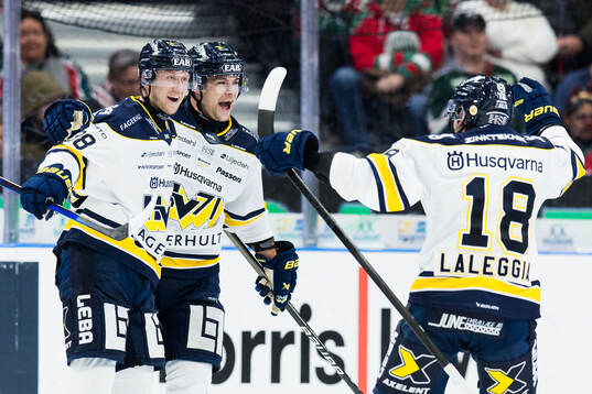 HV71s Olle Alsing jublar med Radan Lenc och Joseph Laleggia