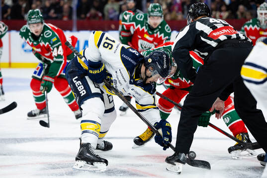 HV71s Tanner Kero tekar mot Frölundas Mikael Ruohomaa