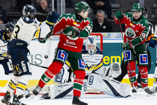Frölundas Linus Högberg skjuter 1-3 i mål bakom HV71s