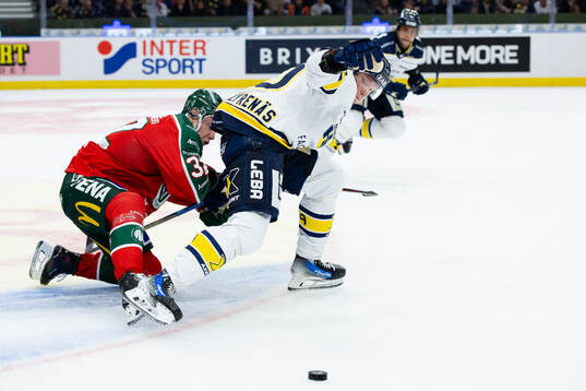 Frölundas Noah Hasa och HV71s Oskar Stål-Lyrenäs