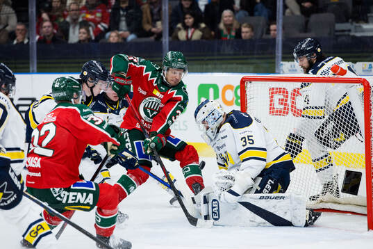 Frölundas Nicklas Lasu och HV71s målvakt Olof Glifford