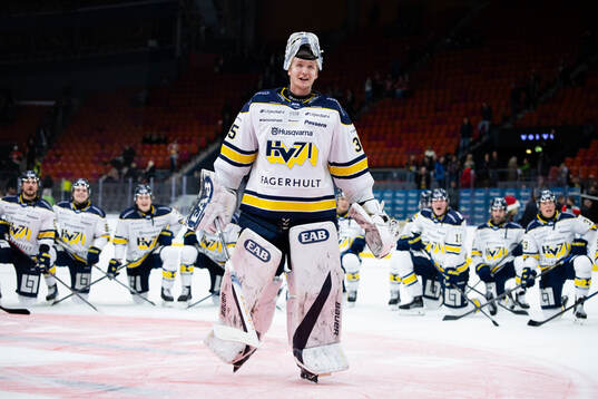 HV71s målvakt Olof Glifford jublar