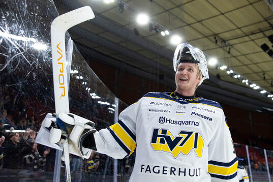 HV71s målvakt Olof Glifford jublar