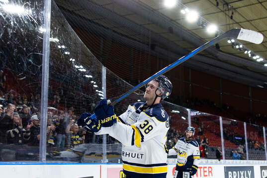 HV71s Olle Alsing jublar