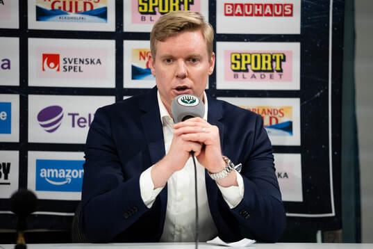 HV71s tränare Anton Blomqvist på presskonferensen