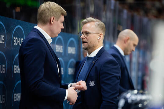 HV71s tränare Anton Blomqvist och assisterande tränare
