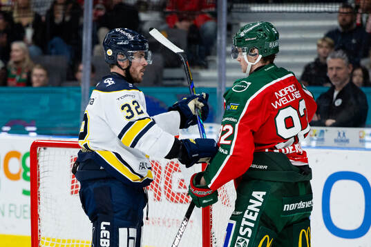 HV71s Oscar Engsund och Frölundas Filip Cederqvist