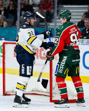 HV71s Oscar Engsund och Frölundas Filip Cederqvist