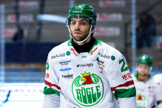 Rögles Josh Dickinson på uppvärmningen