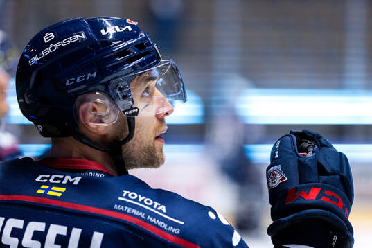 Linköpings Patrick Russell på uppvärmningen