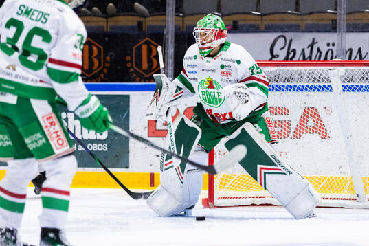 Rögles målvakt Arvid Holm på uppvärmningen