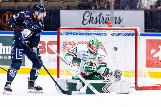 Linköpings Robin Kovacs och Rögles målvakt Arvid Holm