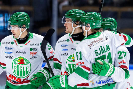 Rögles Mattias Göransson jublar med lagkamrater