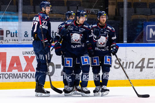 Linköpings Christoffer Ehn jublar med lagkamrater