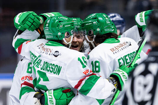 Rögles Lukas Ekeståhl-Jonsson jublar med lagkamrater