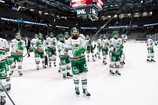 Rögles Michael Kapla jublar med lagkamrater