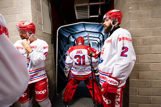 Timrås Emil Pettersson , målvakt Tim Juel  och Per