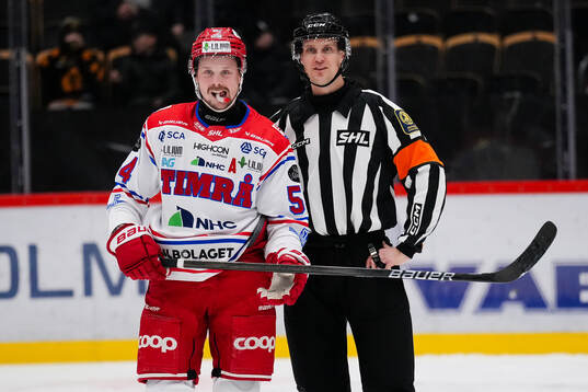 Timrås Jonathan Dahlén och Domare Stefan Leijonklo